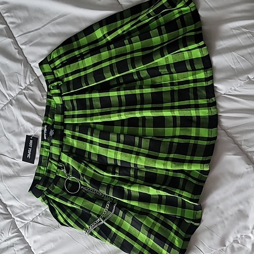Hot Topic grn plaid chain pltd skirt